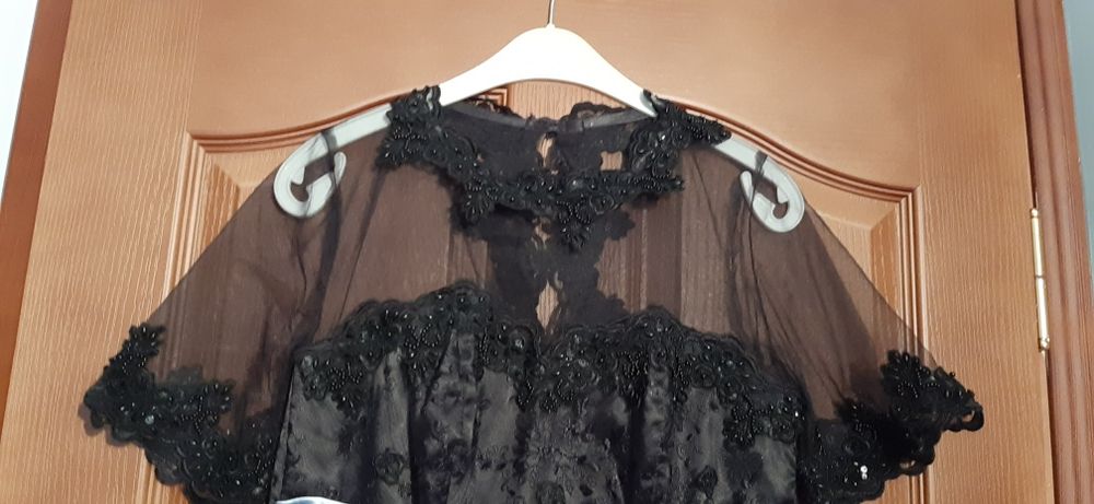 Официални рокли.