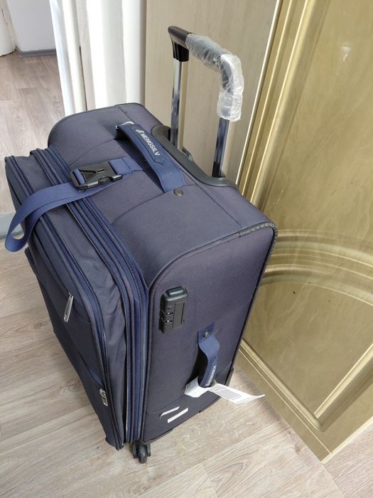 Чемодан на колёсиках