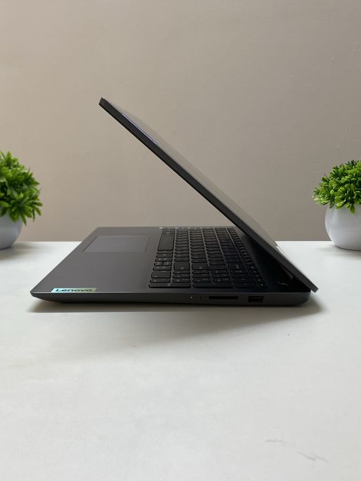 Ноутбук Lenovo.