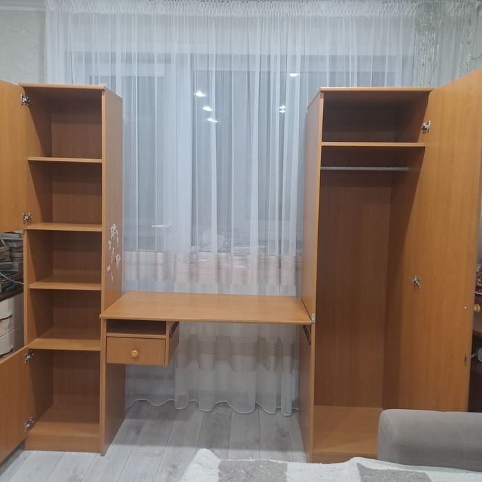 Стол для школьника, плательным шкафом