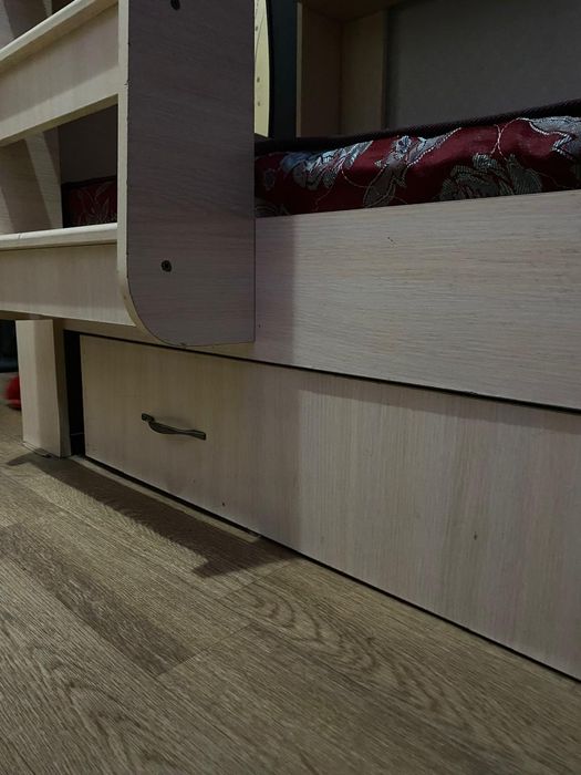 Продам детскую двухъярусную кровать.
