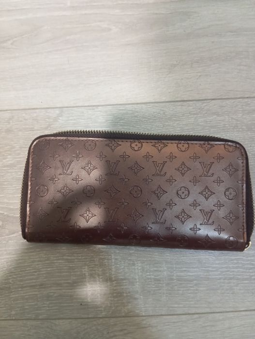 Портфейл Louis Vuitton с релефен монограм и цип - отлично състояние