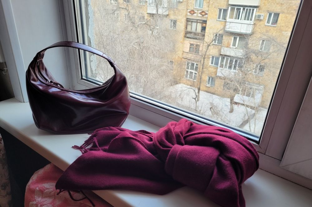 Бордовая сумка на замке