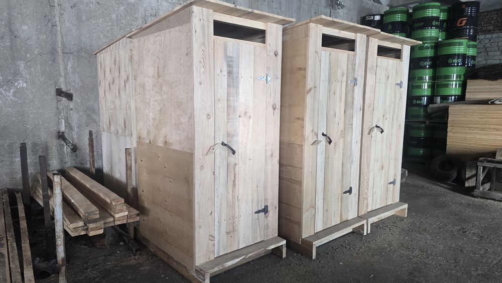 Деревянный дачный туалет