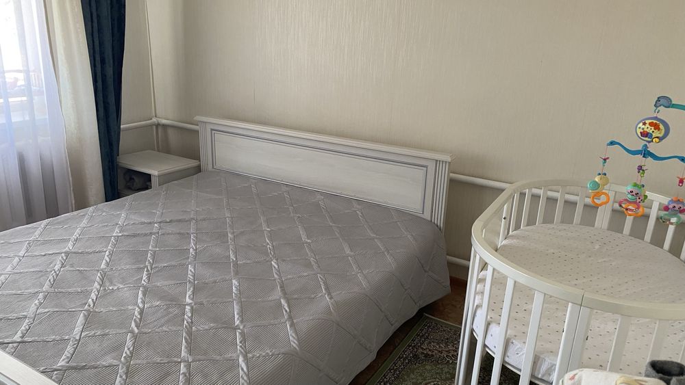 продам кровать с тумбами