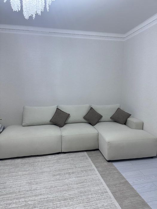 Угловой диван  с подушками