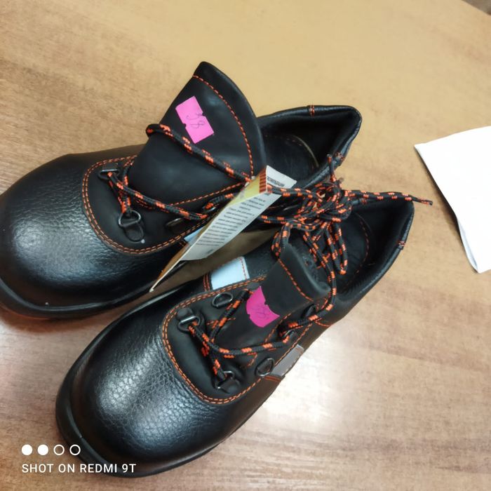 Продам новые ботинки 38