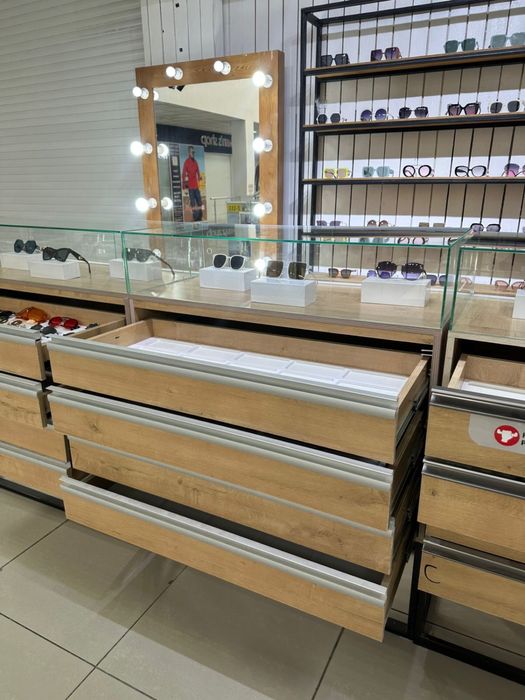 Продается стеллажи и зеркало