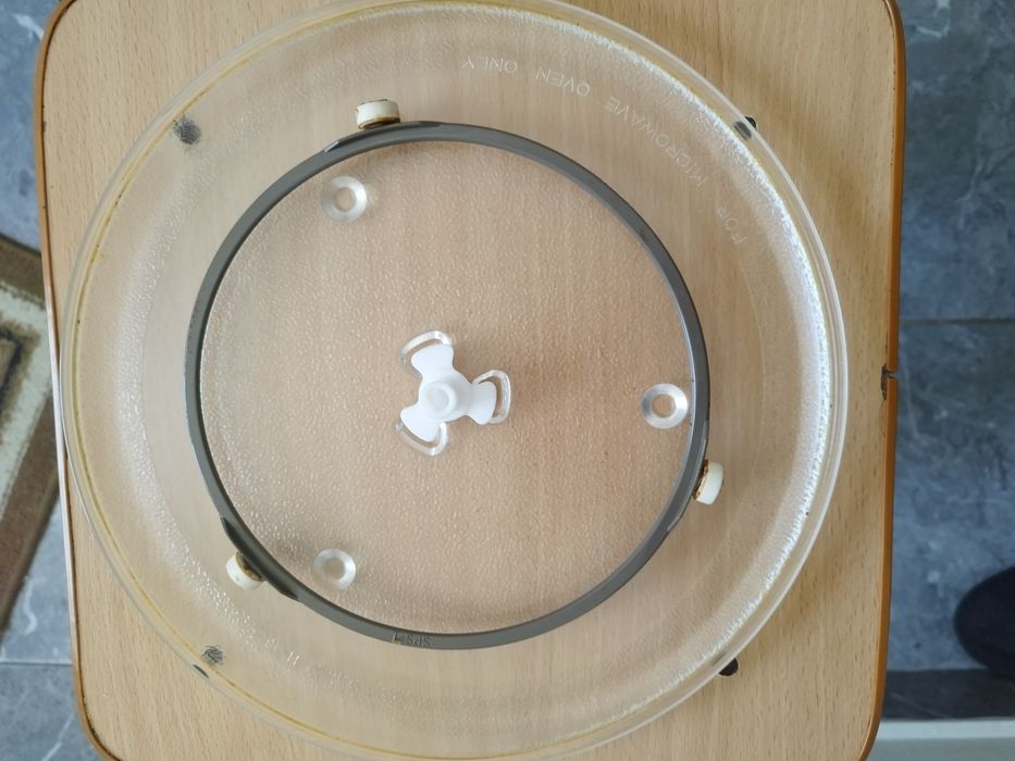 Vind farfurie cuptor cu microunde diametru  27 cm.