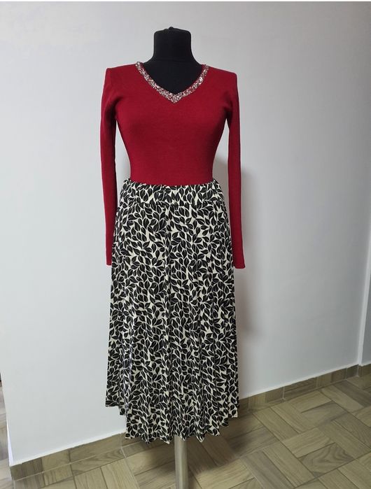 Fusta plisata, talie elastica, model versatil