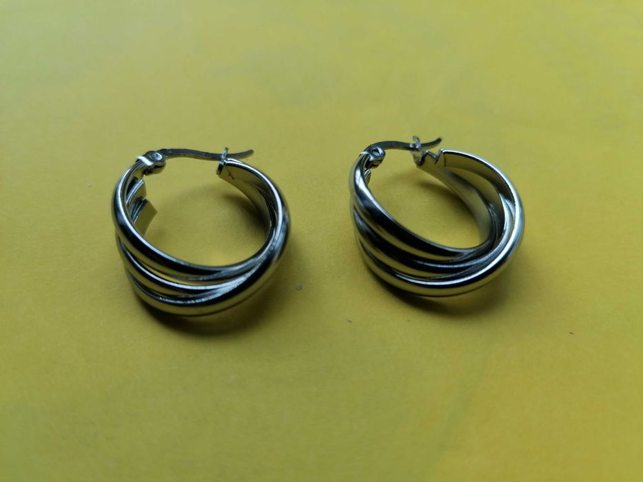 Продавам чисто нови обеци от медицинска стомана. Цената е за чифт.