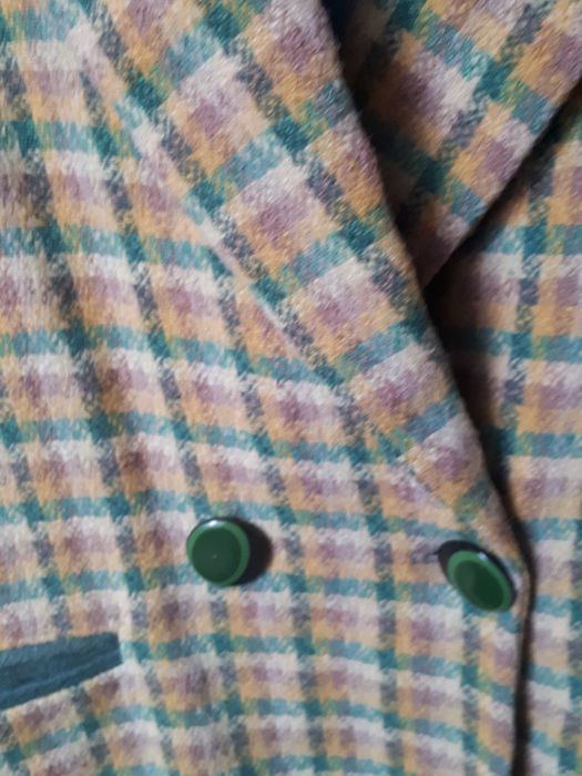 Sacou de damă NOU,  din stofă  de lână  in carouri  mărimea  48