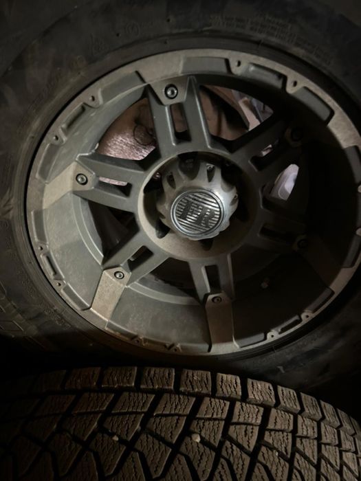Продам резину с дисками 285/75R16