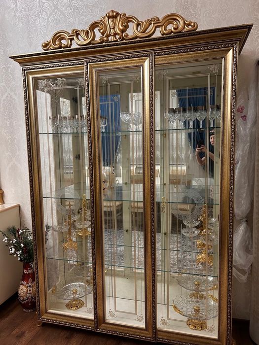 Стол, стулья , мебель для гостиной