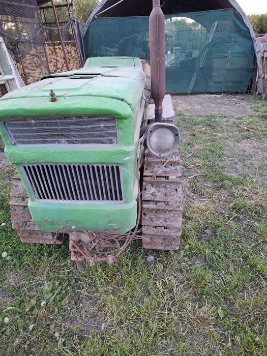 Vând plug trei brazde și tractor pe senile SV 445