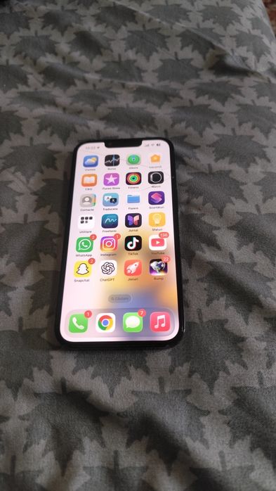 iPhone 13 și iPhone 11