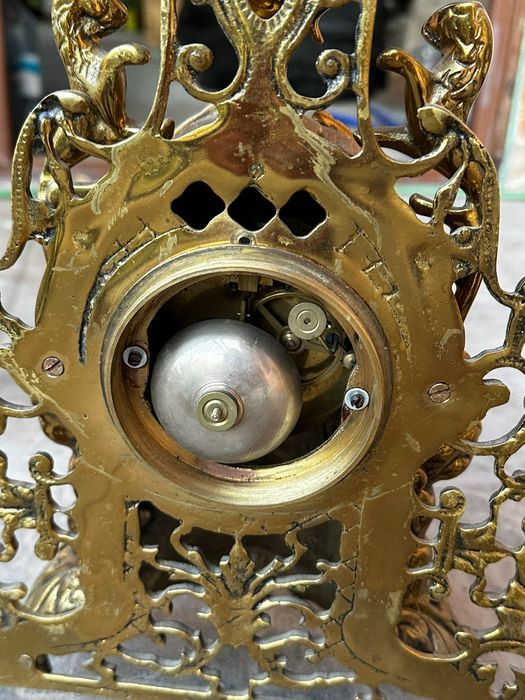 Ceas pentru semineu din bronz cu două sfeșnice