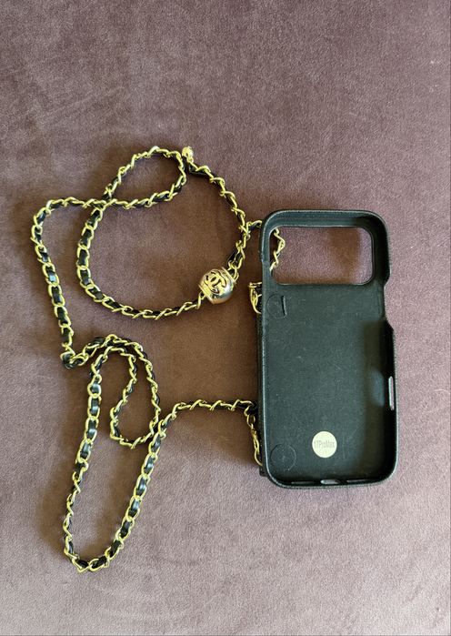 Husa  IPhone  Chanel de piele  cu lantisor se poate purta ca si geanta