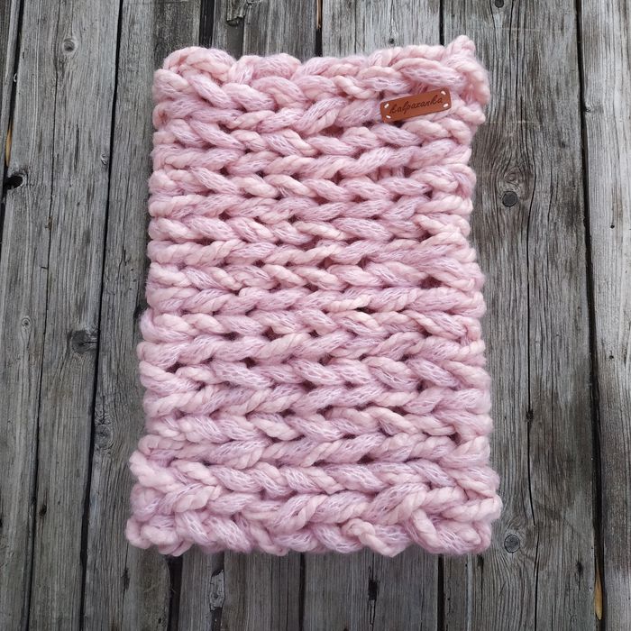 Шапки и шалове ръчно плетени