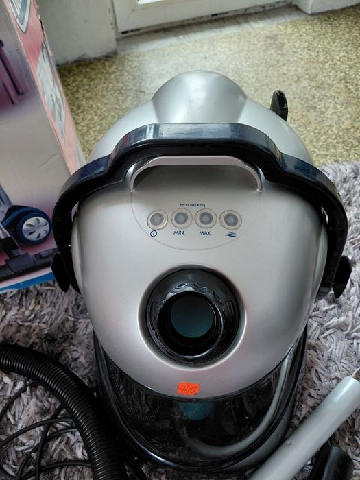 Продавам прахосмукачка Delonghi Aqua Land