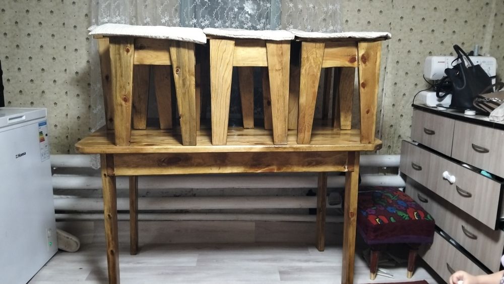 Стол с табуретками