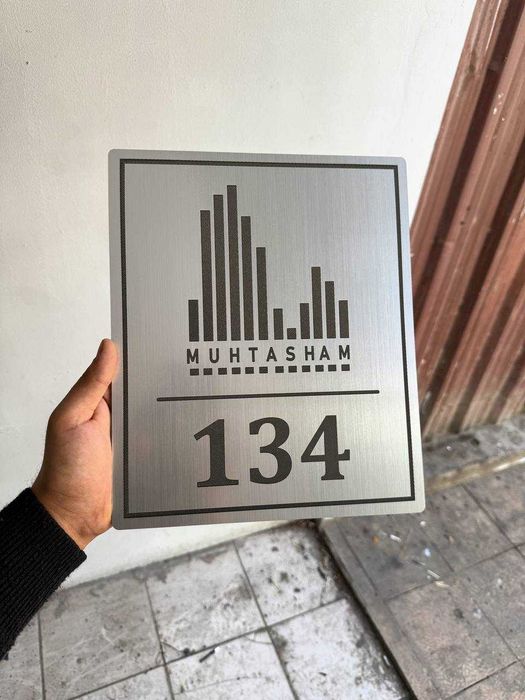 Таблички из нержавеющей стали и пластика — на заказ