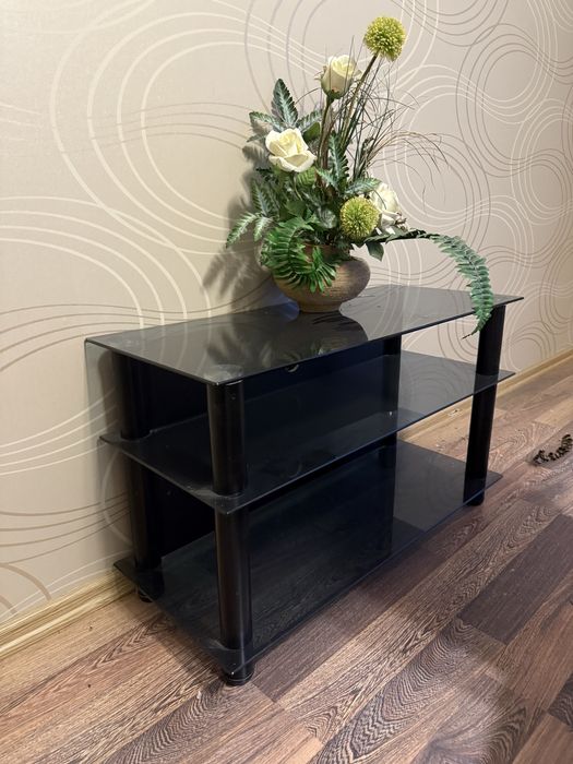 Стеклянный журнальный стол