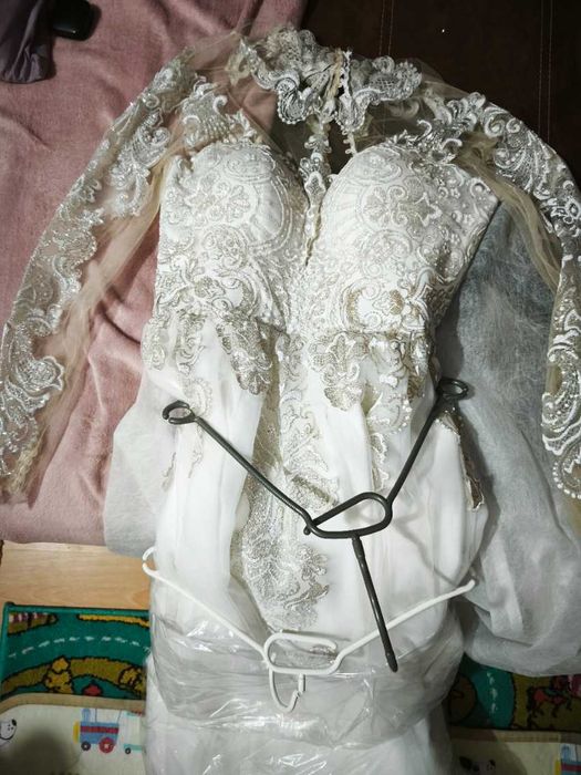 Rochie mireasă cu sclipici, păstrată, sâni medii-mari