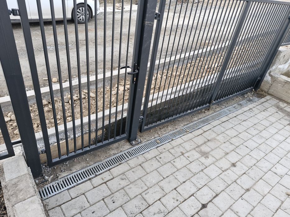 Vand poarta acces auto si pietonal + panouri gard