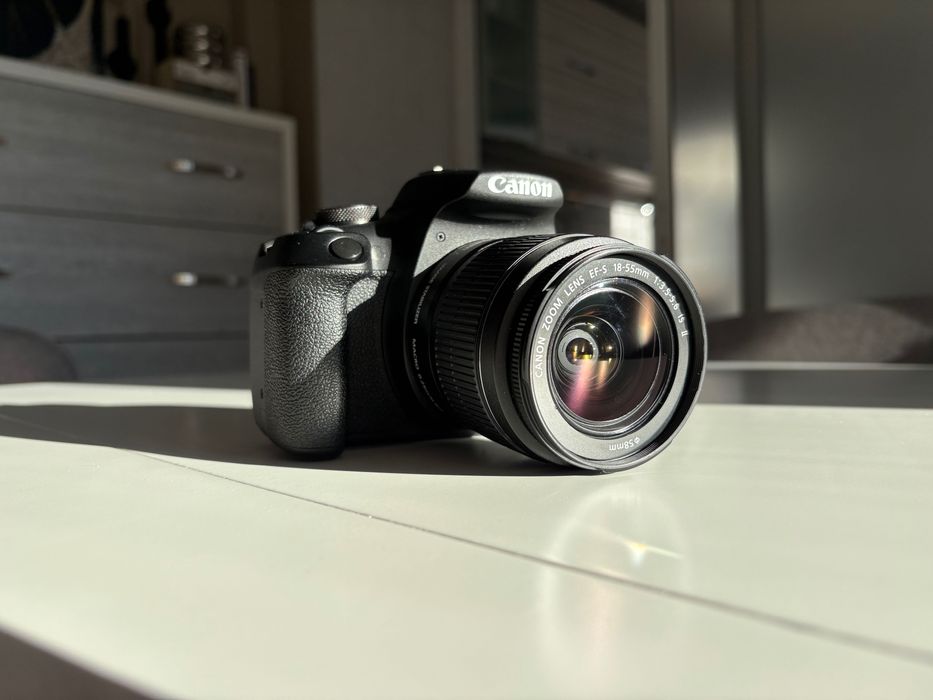 Фотоапарат DSLR Canon EOS 2000D + зарядно