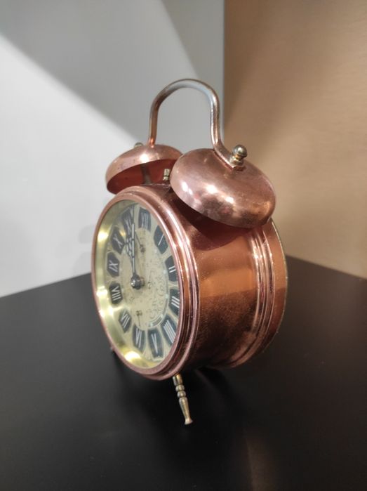 Стар помеднен механичен часовник