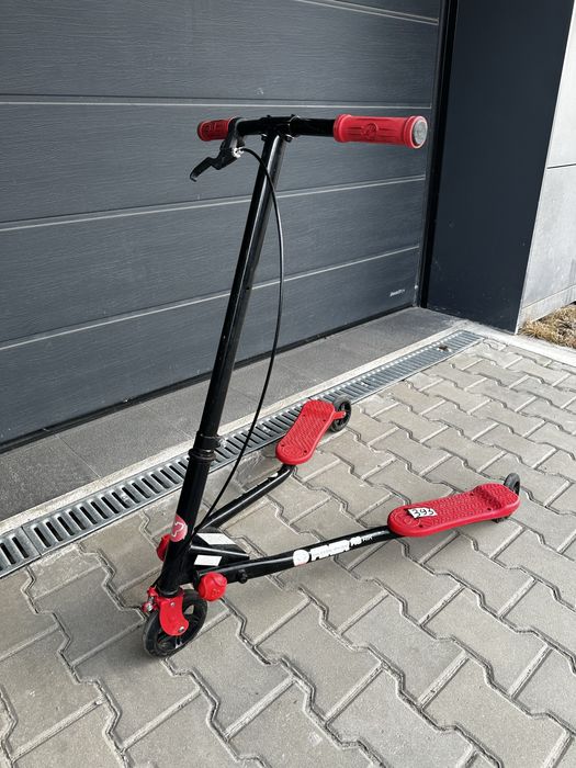 Триколесна тротинетка за дрифт