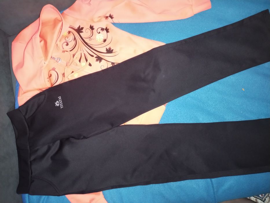 Продам спортивные костюмы для девочки