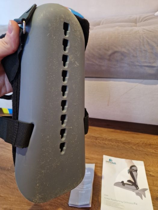 Продавам чистонови патерици и ортеза за фиксация на глезен