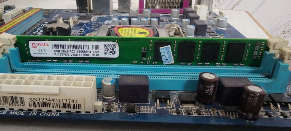 Материнская плата DDR3 Гб фирмы gigabyte в комплекте 8 ГБ оперативной