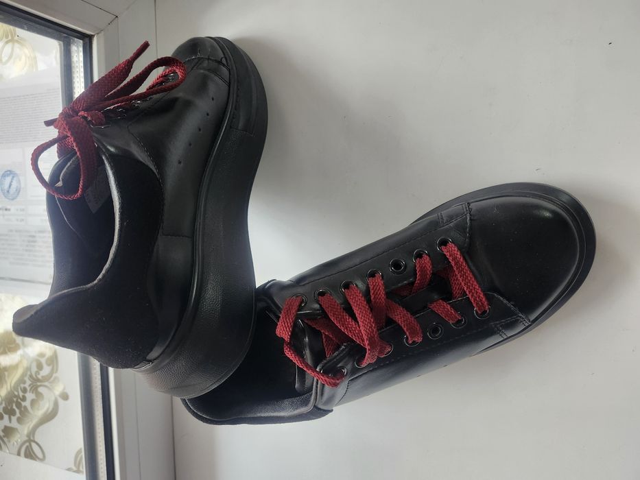 Продам кроссовки кожаные