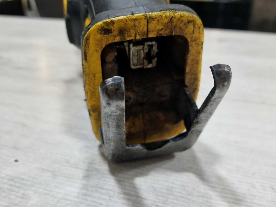 Акумулаторен компактен саблен трион DeWalt DCS367 + батерия и зарядно