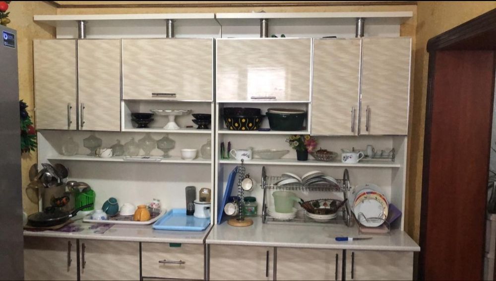 Кухонный гарнитур сатылады.