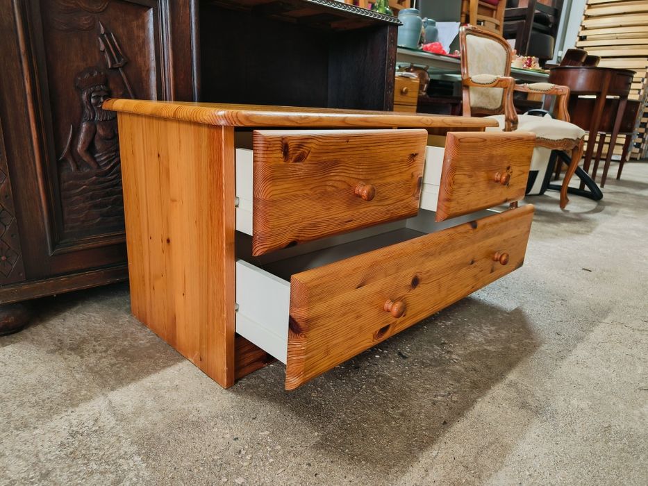 Скрин с три чекмеджета