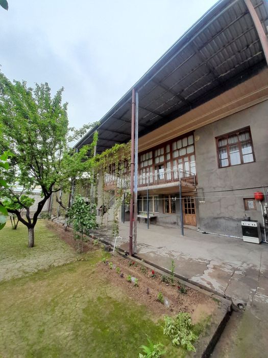 Срочно уй сотилади 8 сотих 9 хона и 3 та падвали бор