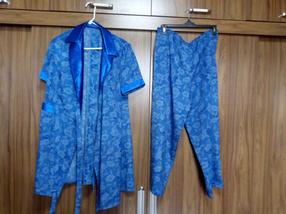Женский костюм-халат с брюками из тонкой ткани.Размер 50-52.Цена 90тыс