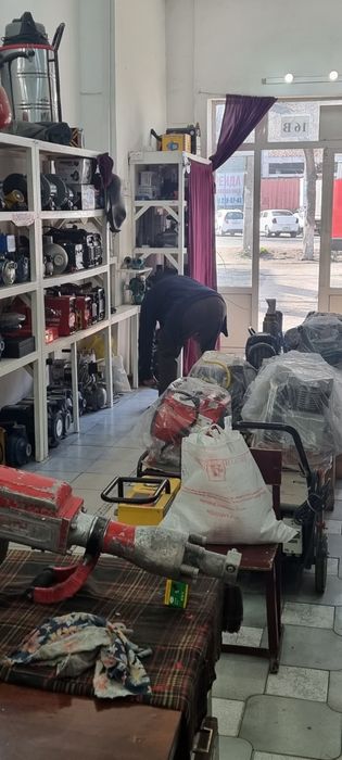 Сдаётся половина магазина