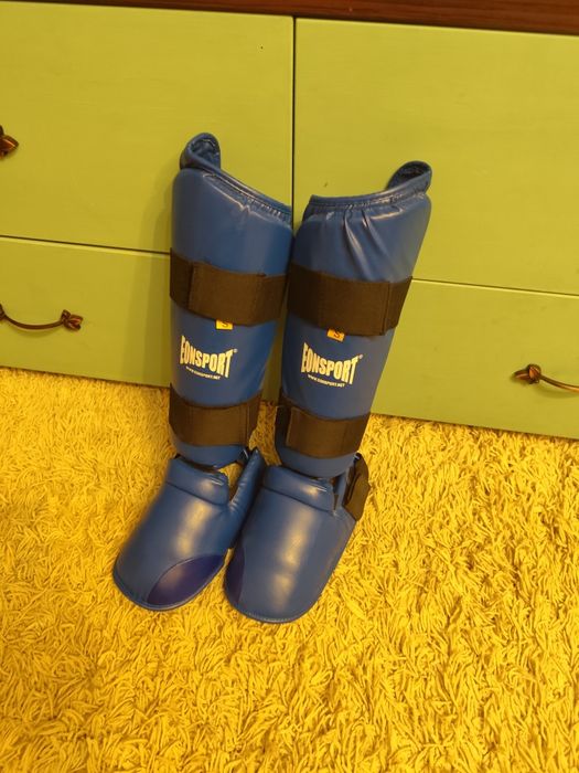 Протектори за крака EONSPORT за бойни спортове.