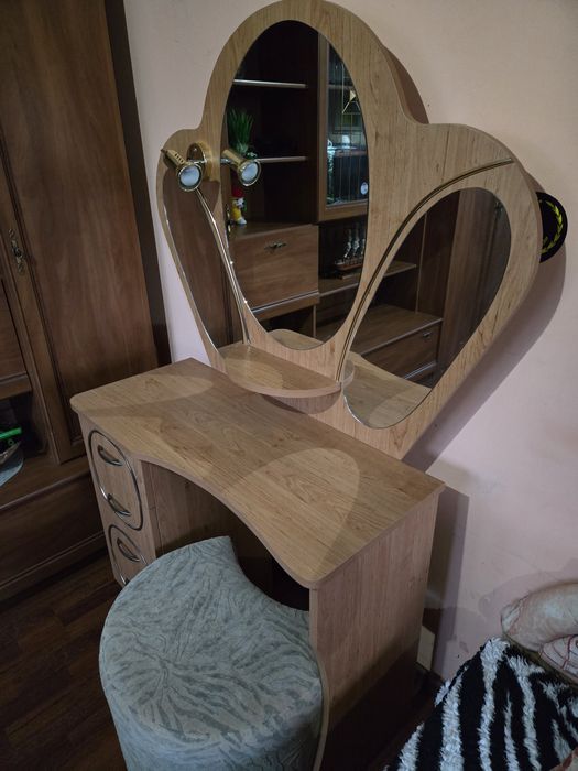 Тоалетка + табуретка