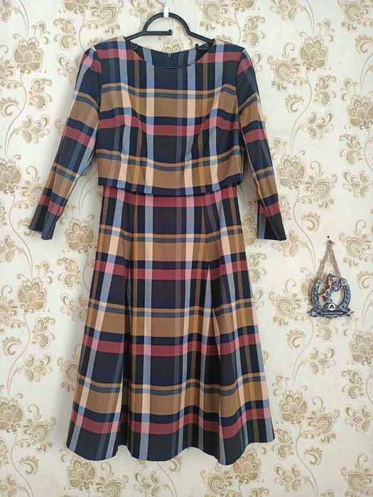 Продам платье и костюмы.