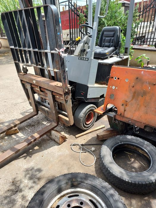 Vând catarg de stivuitor în stare foarte bună fără scurgerii de ulei.