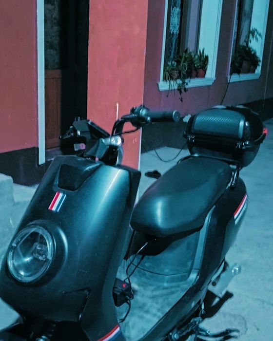 Skuter sotladi elektroni