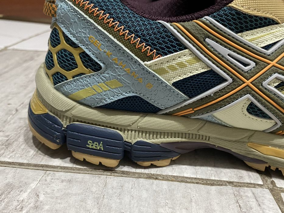 Кроссовки asics новыe