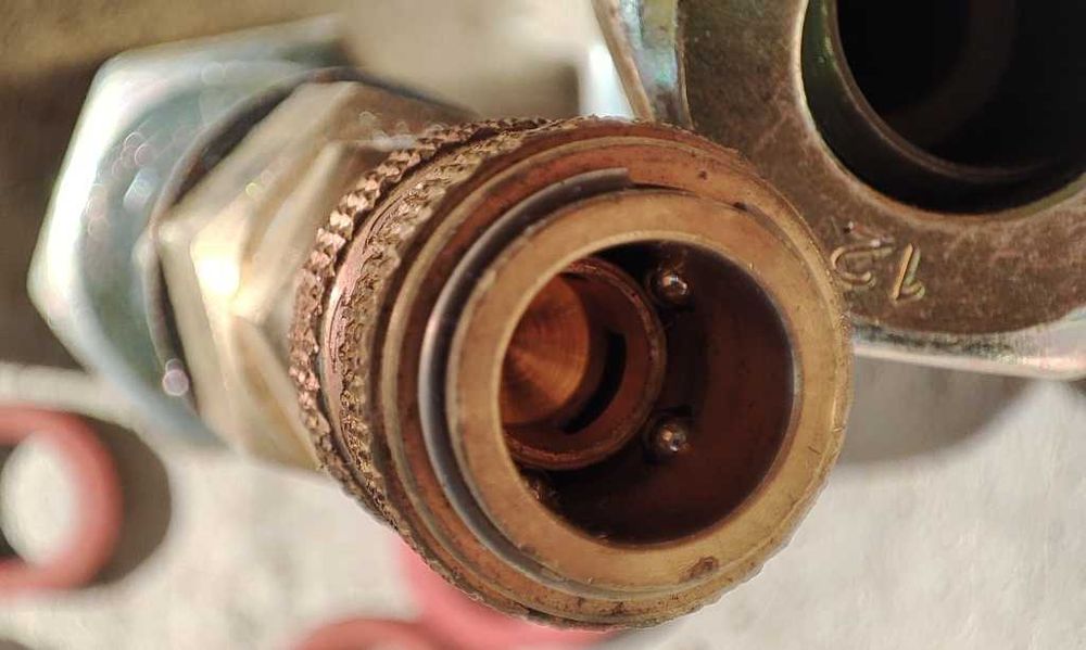 Продавам нови конектори и дюзи за пневматика.