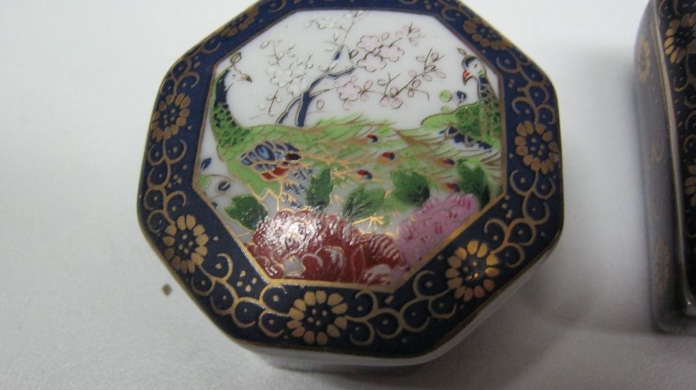 Lot, 3 casete mici,portelan China,cu capace.